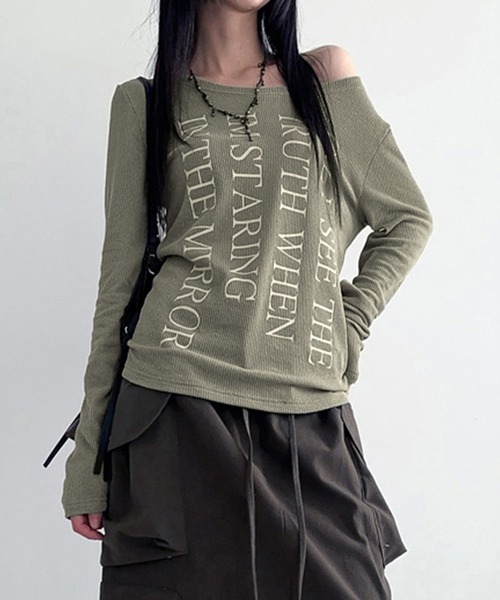 MEMECLE(メメクル)の「【 MEMECLE / メメクル 】2way レタリング ボートネック オフショル カットソー(Tシャツ/カットソー・レディース・ホワイト/カーキ・L/M/S)」の5枚目の写真