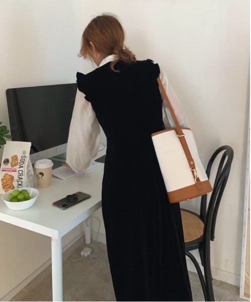 COMON+(コモンプラス)の「ベルベット調ショルダーフリル ジャンスカ ワンピース(ワンピース・レディース・ブラック・M/L)」の11枚目の写真