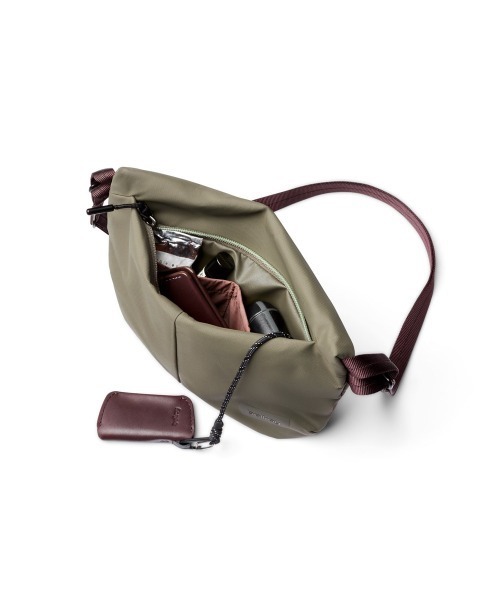 entre square(アントレスクエアー)の「Bellroy/ボディバッグ/サコッシュ Laneway Sacoche シーケルプ(ボディバッグ/ウエストポーチ・メンズ・カーキ・ONE SIZE)」の3枚目の写真