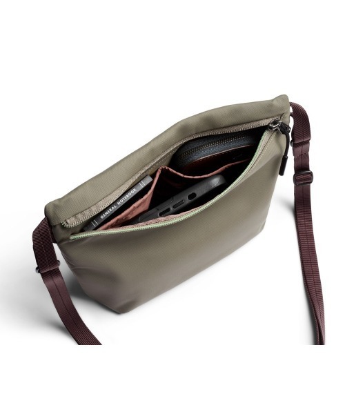 entre square(アントレスクエアー)の「Bellroy/ボディバッグ/サコッシュ Laneway Sacoche シーケルプ(ボディバッグ/ウエストポーチ・メンズ・カーキ・ONE SIZE)」の4枚目の写真
