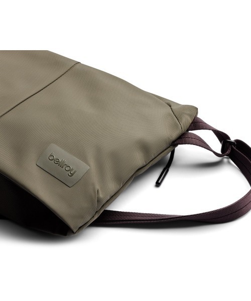 entre square(アントレスクエアー)の「Bellroy/ボディバッグ/サコッシュ Laneway Sacoche シーケルプ(ボディバッグ/ウエストポーチ・メンズ・カーキ・ONE SIZE)」の6枚目の写真