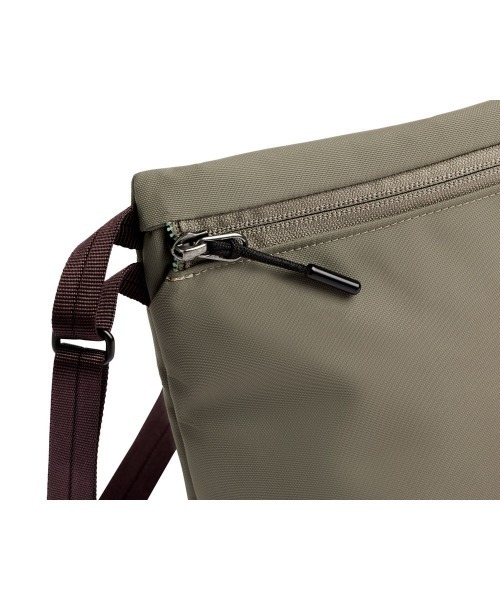 entre square(アントレスクエアー)の「Bellroy/ボディバッグ/サコッシュ Laneway Sacoche シーケルプ(ボディバッグ/ウエストポーチ・メンズ・カーキ・ONE SIZE)」の7枚目の写真