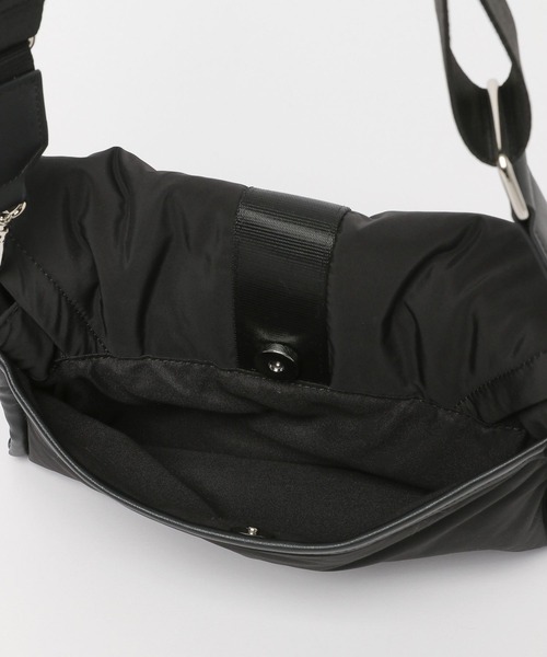 BAYFLOW（ベイフロー）の「[ペットボトルも入る]ロゴ刺繍テープバックルショルダー（ショルダーバッグ・レディース・ブラック/ライトベージュ・FREE）」の10枚目の写真