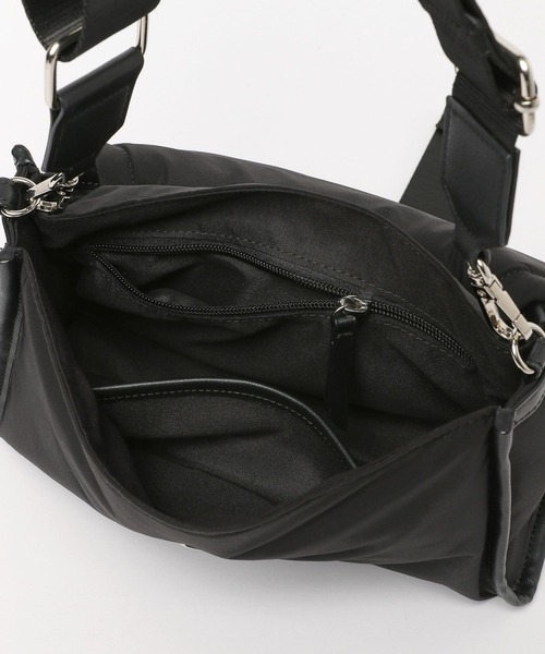 BAYFLOW（ベイフロー）の「[ペットボトルも入る]ロゴ刺繍テープバックルショルダー（ショルダーバッグ・レディース・ブラック/ライトベージュ・FREE）」の6枚目の写真