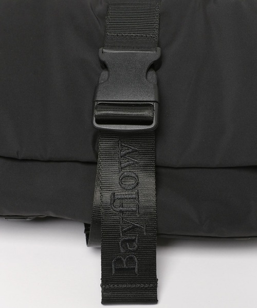 BAYFLOW（ベイフロー）の「[ペットボトルも入る]ロゴ刺繍テープバックルショルダー（ショルダーバッグ・レディース・ブラック/ライトベージュ・FREE）」の5枚目の写真