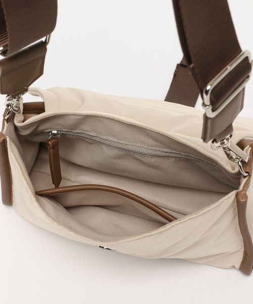 BAYFLOW（ベイフロー）の「[ペットボトルも入る]ロゴ刺繍テープバックルショルダー（ショルダーバッグ・レディース・ブラック/ライトベージュ・FREE）」の4枚目の写真