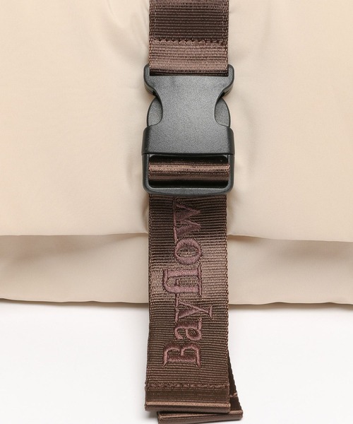 BAYFLOW（ベイフロー）の「[ペットボトルも入る]ロゴ刺繍テープバックルショルダー（ショルダーバッグ・レディース・ブラック/ライトベージュ・FREE）」の3枚目の写真