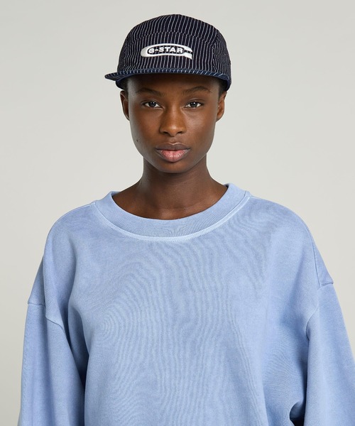 G-STAR（ジースター）の「FLAT BRIM 5 PANEL CAP/ロゴフラットブリム5パネルストライプデニムキャップ（キャップ・メンズ・ダークインディゴブルー・ONE SIZE）」の2枚目の写真