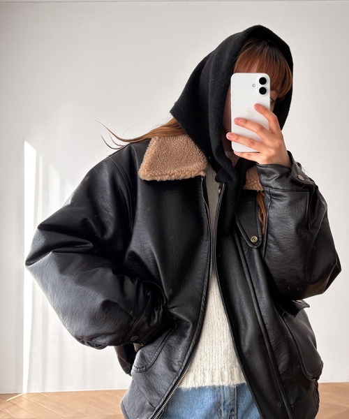 CANAL JEAN(キャナルジーン)の「diggity トライアングルニットスカーフ(マフラー・レディース・ブラック/グレー/ベージュ/ブラウン・ONE SIZE)」の8枚目の写真