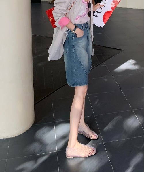 FINEnough（ファインナフ）の「バギーデニムハーフパンツ（デニムパンツ・レディース・ブラック/サックスブルー/ブルー・M/L）」の4枚目の写真