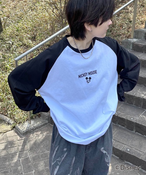 Disney（ディズニー）の「【新色追加】 Disney Mickey / ミッキー ヴィンテージライク レトログラフィック 古着風クラックプリント ビッグシルエット ラグランロンT カットソー メンズ レディース（Tシャツ/カットソー・メンズ・ホワイト系その他/ホワイト系1/ホワイト系/ホワイト/グレー系/チャコールグレー/グレー/グレー系その他/ホワイト系2/グレー系2/ホワイト系その他2/ホワイト系3/ホワイト系その他3/グレー系その他2・L/M）」の2枚目の写真