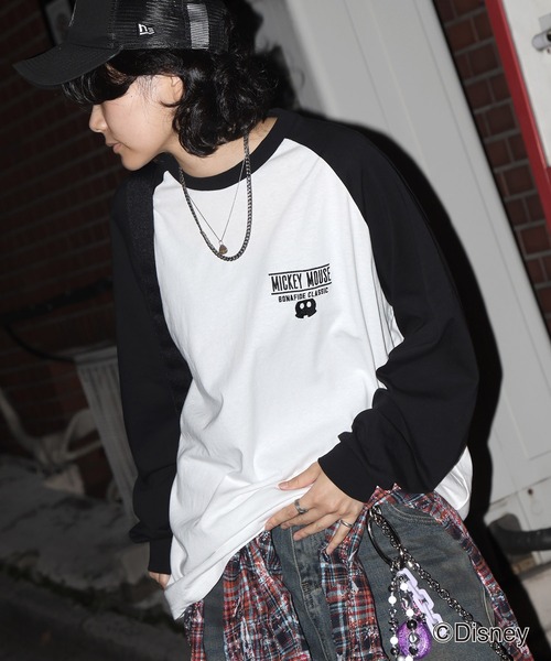 Disney（ディズニー）の「【新色追加】 Disney Mickey / ミッキー ヴィンテージライク レトログラフィック 古着風クラックプリント ビッグシルエット ラグランロンT カットソー メンズ レディース（Tシャツ/カットソー・メンズ・ホワイト系その他/ホワイト系1/ホワイト系/ホワイト/グレー系/チャコールグレー/グレー/グレー系その他/ホワイト系2/グレー系2/ホワイト系その他2/ホワイト系3/ホワイト系その他3/グレー系その他2・L/M）」の4枚目の写真