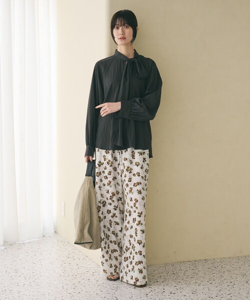 BEAUTY&YOUTH UNITED ARROWS（ビューティーアンドユースユナイテッドアローズ）の「【WEB限定 Wardrobe DAILY MINIMAL】リボンタイブラウス -2WAY/ウォッシャブル-（シャツ/ブラウス・レディース・ホワイト/ベージュ/ダークグレー・FREE）」の12枚目の写真