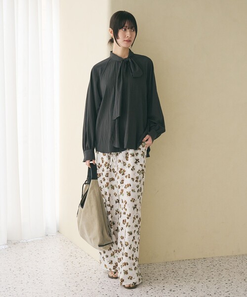 BEAUTY&YOUTH UNITED ARROWS（ビューティーアンドユースユナイテッドアローズ）の「【WEB限定 Wardrobe DAILY MINIMAL】リボンタイブラウス -2WAY/ウォッシャブル-（シャツ/ブラウス・レディース・ホワイト/ベージュ/ダークグレー・FREE）」の13枚目の写真