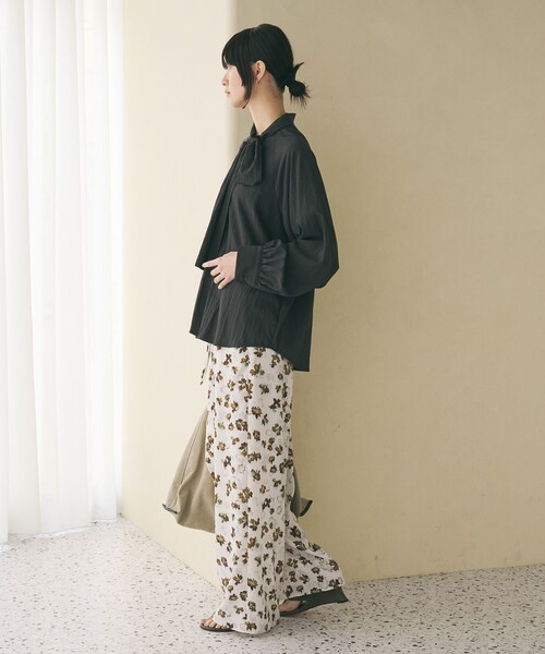 BEAUTY&YOUTH UNITED ARROWS（ビューティーアンドユースユナイテッドアローズ）の「【WEB限定 Wardrobe DAILY MINIMAL】リボンタイブラウス -2WAY/ウォッシャブル-（シャツ/ブラウス・レディース・ホワイト/ベージュ/ダークグレー・FREE）」の14枚目の写真
