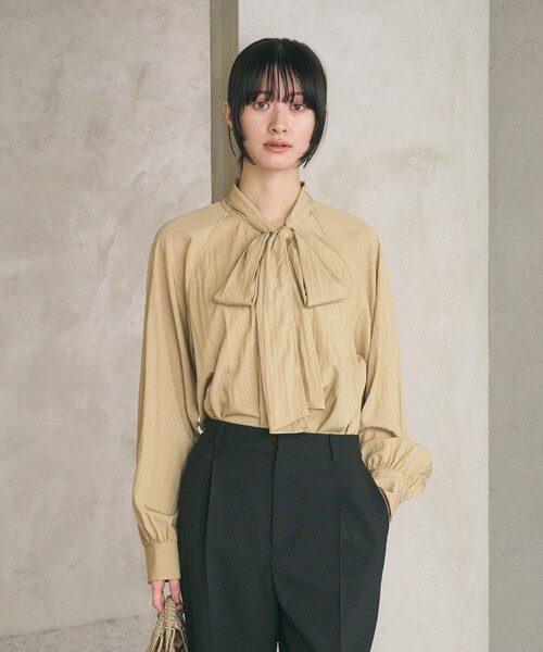 BEAUTY&YOUTH UNITED ARROWS（ビューティーアンドユースユナイテッドアローズ）の「【WEB限定 Wardrobe DAILY MINIMAL】リボンタイブラウス -2WAY/ウォッシャブル-（シャツ/ブラウス・レディース・ホワイト/ベージュ/ダークグレー・FREE）」の18枚目の写真