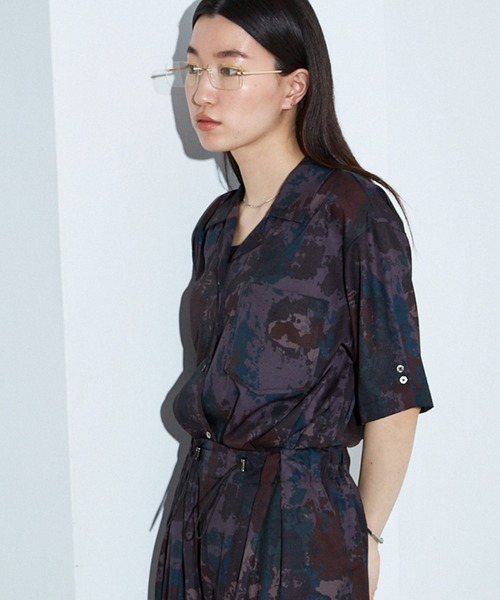 NOMINE(ノミネ)の「【セットアップ着用可】スプラッシュプリント 開襟 シャツ(シャツ/ブラウス・レディース・チャコールグレー/アイボリー/パープル・フリー)」の2枚目の写真