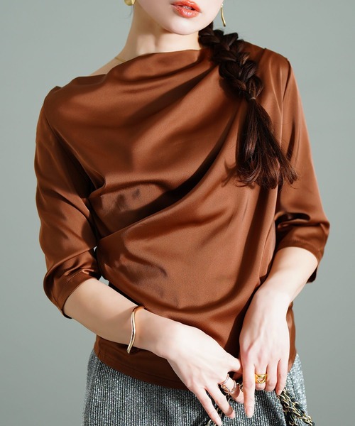 Sawa a la mode（サワアラモード）の「ドレープサテンカットソー（Tシャツ/カットソー・レディース・ブラック/ブラウン/ベージュ・FREE）」の3枚目の写真