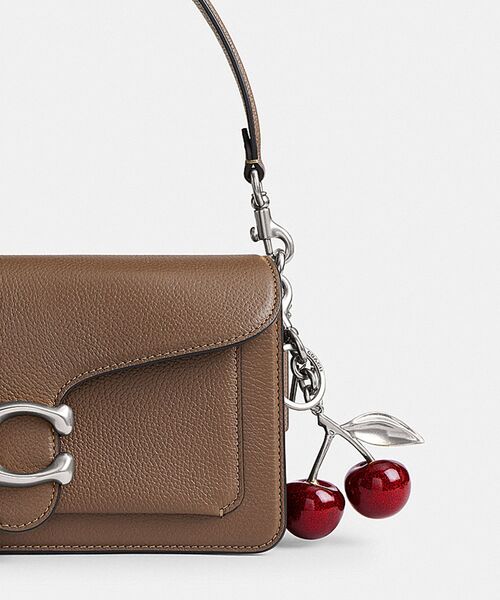 COACH（コーチ）の「チェリー バッグ チャーム（キーホルダー・レディース・レッド系その他・ONE）」の2枚目の写真