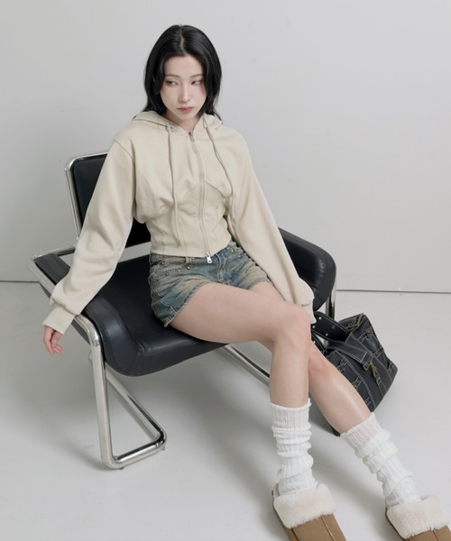 FOLLOWIN（フォロウィン）の「y2kユニークスタッドウォッシングデニムショートパンツ（デニムパンツ・レディース・ブラック/ブルー・LARGE/MEDIUM/SMALL）」の4枚目の写真