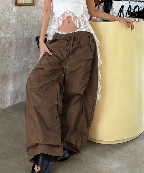 SHEENA(シーナ)の「【新色追加】刺しゅうロゴ裾ドロストルーズワイドパンツ(カーゴパンツ・レディース・ブラック/ライトベージュ/ブラウン/カーキ/グレー・M)」の3枚目の写真