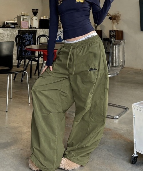 SHEENA(シーナ)の「【新色追加】刺しゅうロゴ裾ドロストルーズワイドパンツ(カーゴパンツ・レディース・ブラック/ライトベージュ/ブラウン/カーキ/グレー・M)」の5枚目の写真