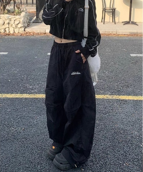 SHEENA(シーナ)の「刺しゅうロゴ裾ドロストルーズワイドパンツ(カーゴパンツ・レディース・ブラック/ライトベージュ・M)」の2枚目の写真