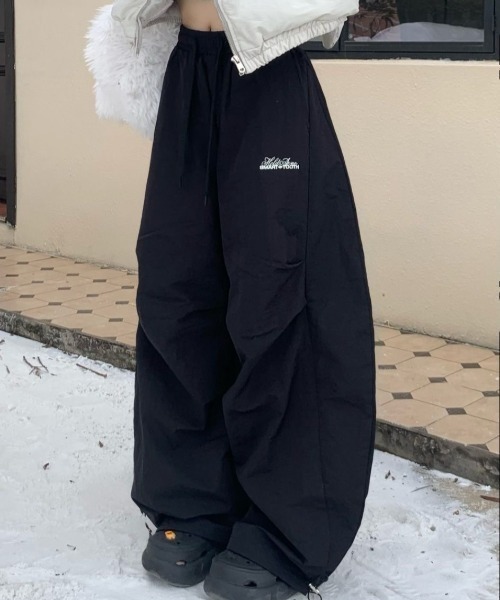 SHEENA(シーナ)の「刺しゅうロゴ裾ドロストルーズワイドパンツ(カーゴパンツ・レディース・ブラック/ライトベージュ・M)」の7枚目の写真