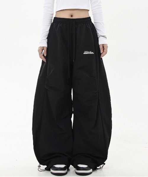 SHEENA(シーナ)の「刺しゅうロゴ裾ドロストルーズワイドパンツ(カーゴパンツ・レディース・ブラック/ライトベージュ・M)」の3枚目の写真