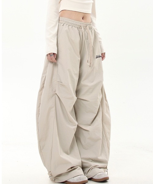 SHEENA(シーナ)の「刺しゅうロゴ裾ドロストルーズワイドパンツ(カーゴパンツ・レディース・ブラック/ライトベージュ・M)」の17枚目の写真