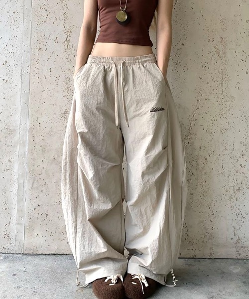 SHEENA(シーナ)の「刺しゅうロゴ裾ドロストルーズワイドパンツ(カーゴパンツ・レディース・ブラック/ライトベージュ・M)」の18枚目の写真