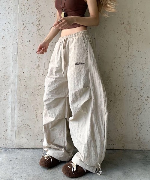 SHEENA(シーナ)の「刺しゅうロゴ裾ドロストルーズワイドパンツ(カーゴパンツ・レディース・ブラック/ライトベージュ・M)」の19枚目の写真