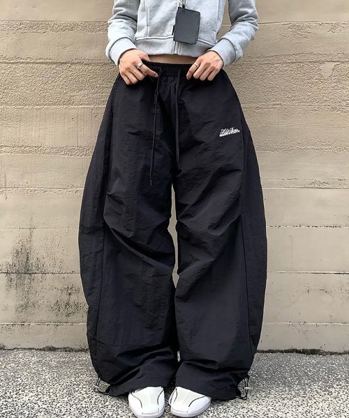 SHEENA(シーナ)の「刺しゅうロゴ裾ドロストルーズワイドパンツ(カーゴパンツ・レディース・ブラック/ライトベージュ・M)」の12枚目の写真