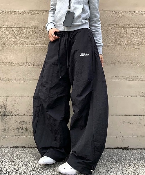 SHEENA(シーナ)の「刺しゅうロゴ裾ドロストルーズワイドパンツ(カーゴパンツ・レディース・ブラック/ライトベージュ・M)」の13枚目の写真