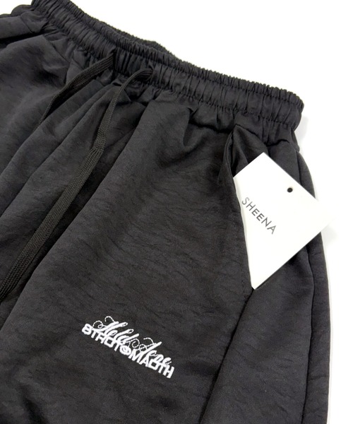 SHEENA(シーナ)の「刺しゅうロゴ裾ドロストルーズワイドパンツ(カーゴパンツ・レディース・ブラック/ライトベージュ・M)」の21枚目の写真
