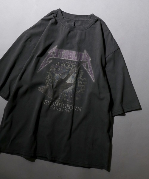 SITRY(シトリー)の「Pigment Graphic T-Shirt/ピグメント加工 ヴィンテージライク ロックプリント オーバーサイズ 半袖Tシャツ レディース メンズ(Tシャツ/カットソー・メンズ・ブラック系2/ブラック系4/ブラック系5/ブラック系6/ブラック系7/ブラック系8/ブラック系9/ブラック系1/ブラック系3/ブラック系・M/L/XL)」の8枚目の写真