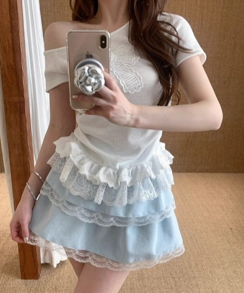 gossip!ロサンゼルス(ゴシップロサンゼルス)の「Y2Kガーリー レースリボン付きオフショルTシャツ(スリムフィット)(Tシャツ/カットソー・レディース・ホワイト・FREE)」の3枚目の写真