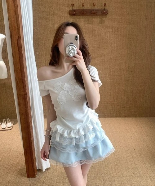 gossip!ロサンゼルス(ゴシップロサンゼルス)の「Y2Kガーリー レースリボン付きオフショルTシャツ(スリムフィット)(Tシャツ/カットソー・レディース・ホワイト・FREE)」の5枚目の写真
