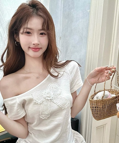 gossip!ロサンゼルス(ゴシップロサンゼルス)の「Y2Kガーリー レースリボン付きオフショルTシャツ(スリムフィット)(Tシャツ/カットソー・レディース・ホワイト・FREE)」の9枚目の写真
