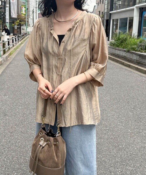 fredy emue（フレディエミュ）の「シャイニーシアー２WAYハーフスリーブブラウス（シャツ/ブラウス・レディース・サックスブルー/ベージュ/ネイビー/オフホワイト・38）」の11枚目の写真