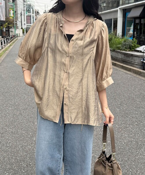 fredy emue（フレディエミュ）の「シャイニーシアー２WAYハーフスリーブブラウス（シャツ/ブラウス・レディース・サックスブルー/ベージュ/ネイビー/オフホワイト・38）」の12枚目の写真