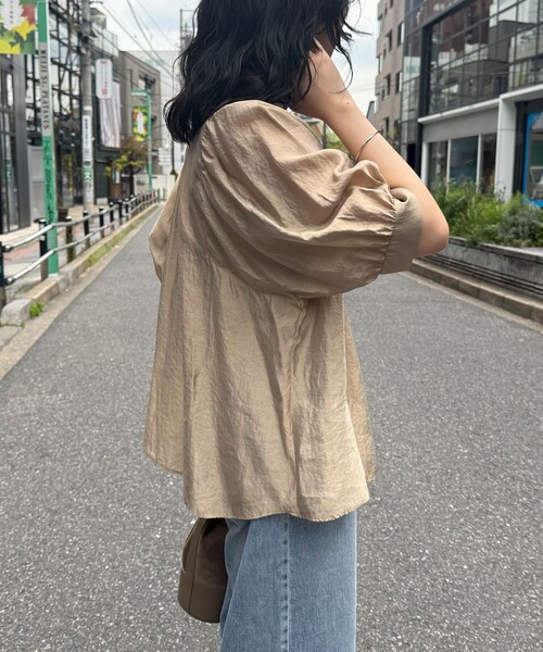 fredy emue（フレディエミュ）の「シャイニーシアー２WAYハーフスリーブブラウス（シャツ/ブラウス・レディース・サックスブルー/ベージュ/ネイビー/オフホワイト・38）」の13枚目の写真