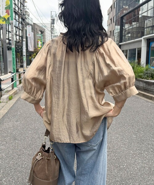 fredy emue（フレディエミュ）の「シャイニーシアー２WAYハーフスリーブブラウス（シャツ/ブラウス・レディース・サックスブルー/ベージュ/ネイビー/オフホワイト・38）」の14枚目の写真