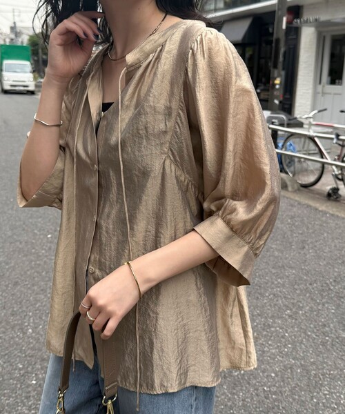 fredy emue（フレディエミュ）の「シャイニーシアー２WAYハーフスリーブブラウス（シャツ/ブラウス・レディース・サックスブルー/ベージュ/ネイビー/オフホワイト・38）」の16枚目の写真