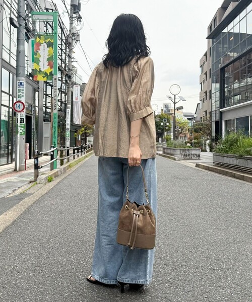 fredy emue（フレディエミュ）の「シャイニーシアー２WAYハーフスリーブブラウス（シャツ/ブラウス・レディース・サックスブルー/ベージュ/ネイビー/オフホワイト・38）」の21枚目の写真