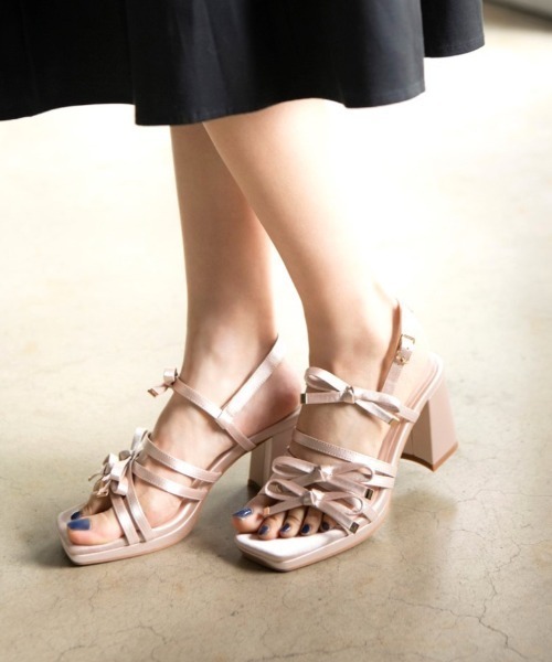 REZOY(リゾイ)の「【25SS新作】【REZOY】トリプルリボンストラップスクエアトゥサテンサンダル(サンダル・レディース・ライトブルー/ブラック/ピンクベージュ・L/M/S/LL)」の1枚目の写真