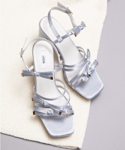 REZOY(リゾイ)の「【25SS新作】【REZOY】トリプルリボンストラップスクエアトゥサテンサンダル(サンダル・レディース・ライトブルー/ブラック/ピンクベージュ・L/M/S/LL)」の3枚目の写真