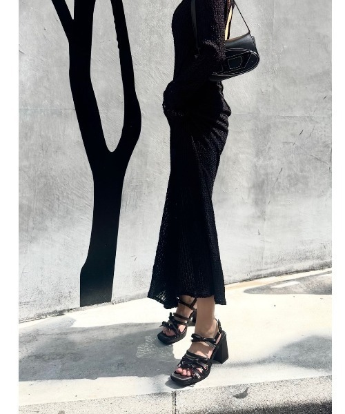 REZOY(リゾイ)の「【25SS新作】【REZOY】トリプルリボンストラップスクエアトゥサテンサンダル(サンダル・レディース・ライトブルー/ブラック/ピンクベージュ・L/M/S/LL)」の4枚目の写真