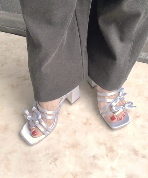 REZOY(リゾイ)の「【25SS新作】【REZOY】トリプルリボンストラップスクエアトゥサテンサンダル(サンダル・レディース・ライトブルー/ブラック/ピンクベージュ・L/M/S/LL)」の15枚目の写真