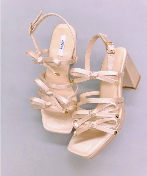 REZOY(リゾイ)の「【25SS新作】【REZOY】トリプルリボンストラップスクエアトゥサテンサンダル(サンダル・レディース・ライトブルー/ブラック/ピンクベージュ・L/M/S/LL)」の18枚目の写真